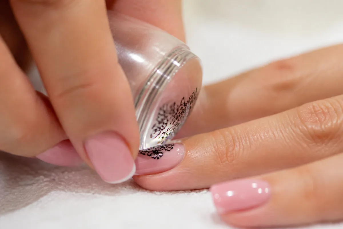 Transfert d un motif de stamping sur un ongle avec un tampon transparent